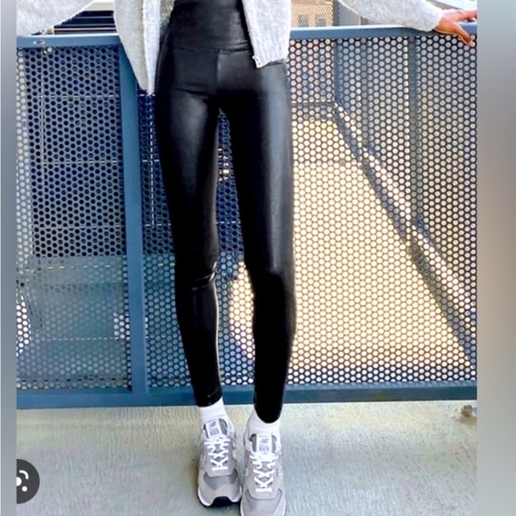 Wilfred FREE Diara Vegan Leggings Medium - Picture 2 of 10